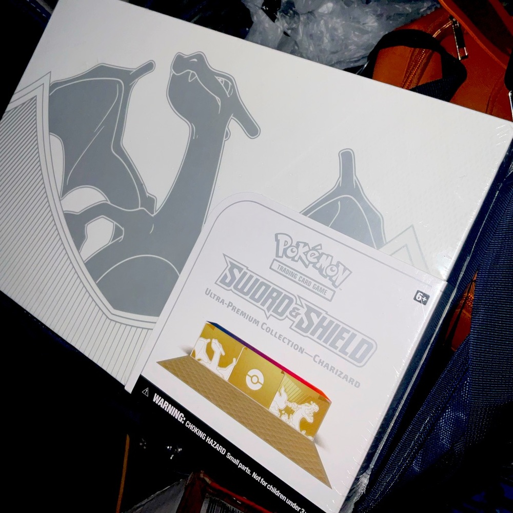 Pokémon Charizard Collectors Etb